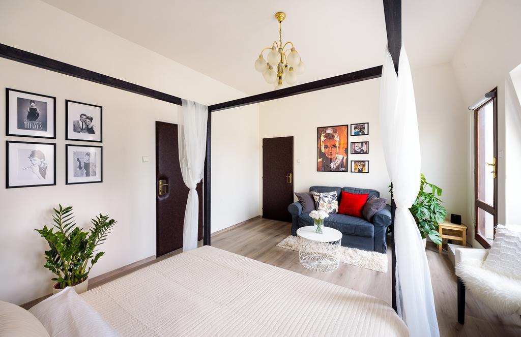 Ferienwohnung A/C + Terrace Breakfast At Tiffany'S Prag Exterior foto